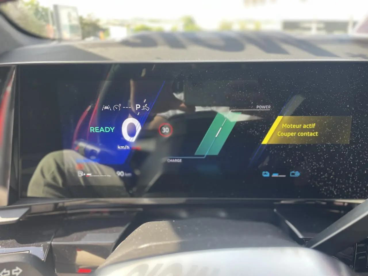 Affichage numérique du tableau de bord Renault Rafale hybride, indiquant vitesse zéro et message moteur actif.