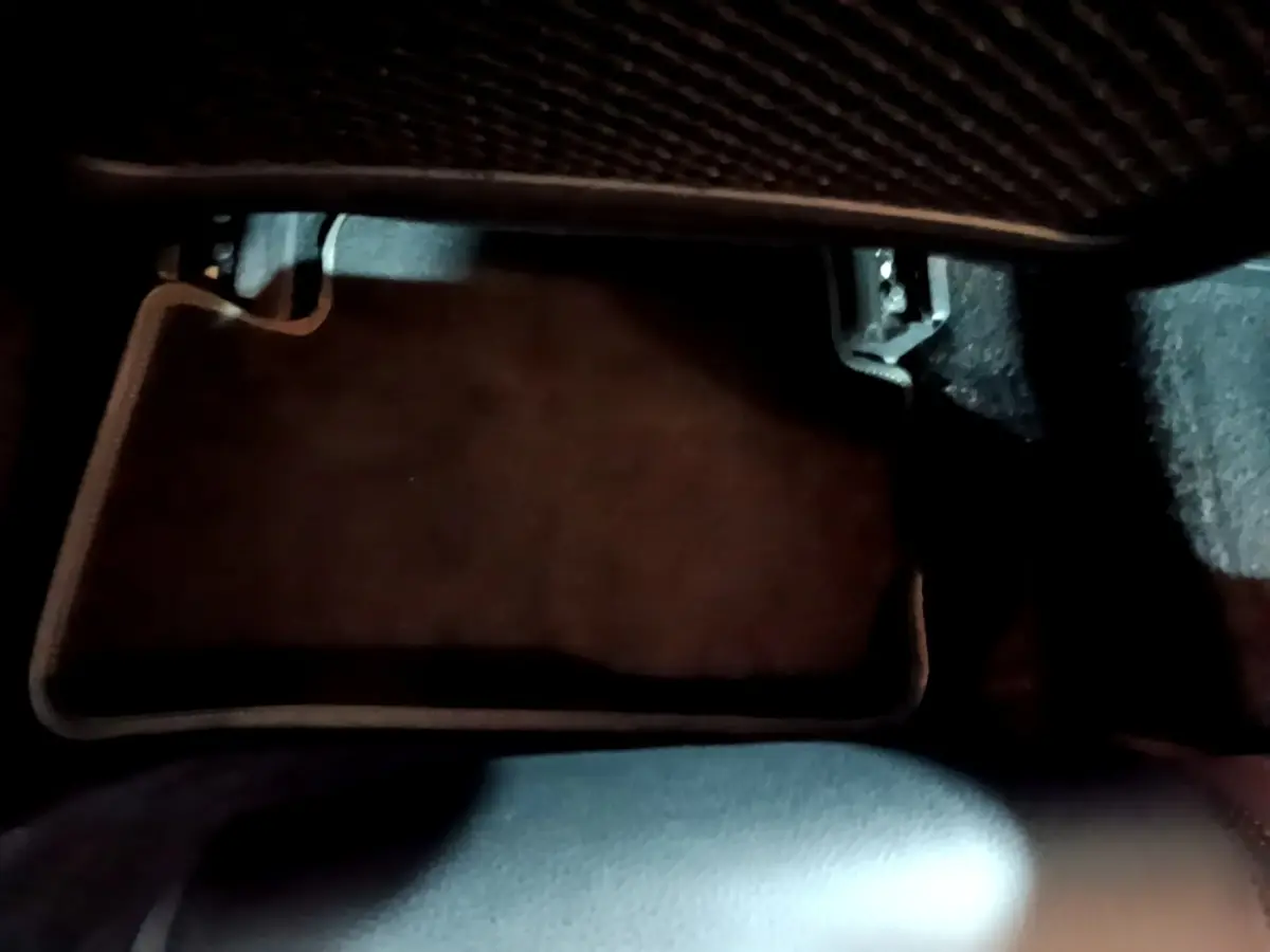 Vue rapprochée du tapis de sol noir côté conducteur dans une Mercedes CLA 200 d Business Line blanche de 2021.