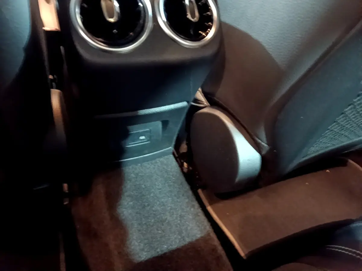 Détail de l’intérieur arrière côté droit de la Mercedes CLA 200 d Business Line 2021, moquette et prises 12V visibles.