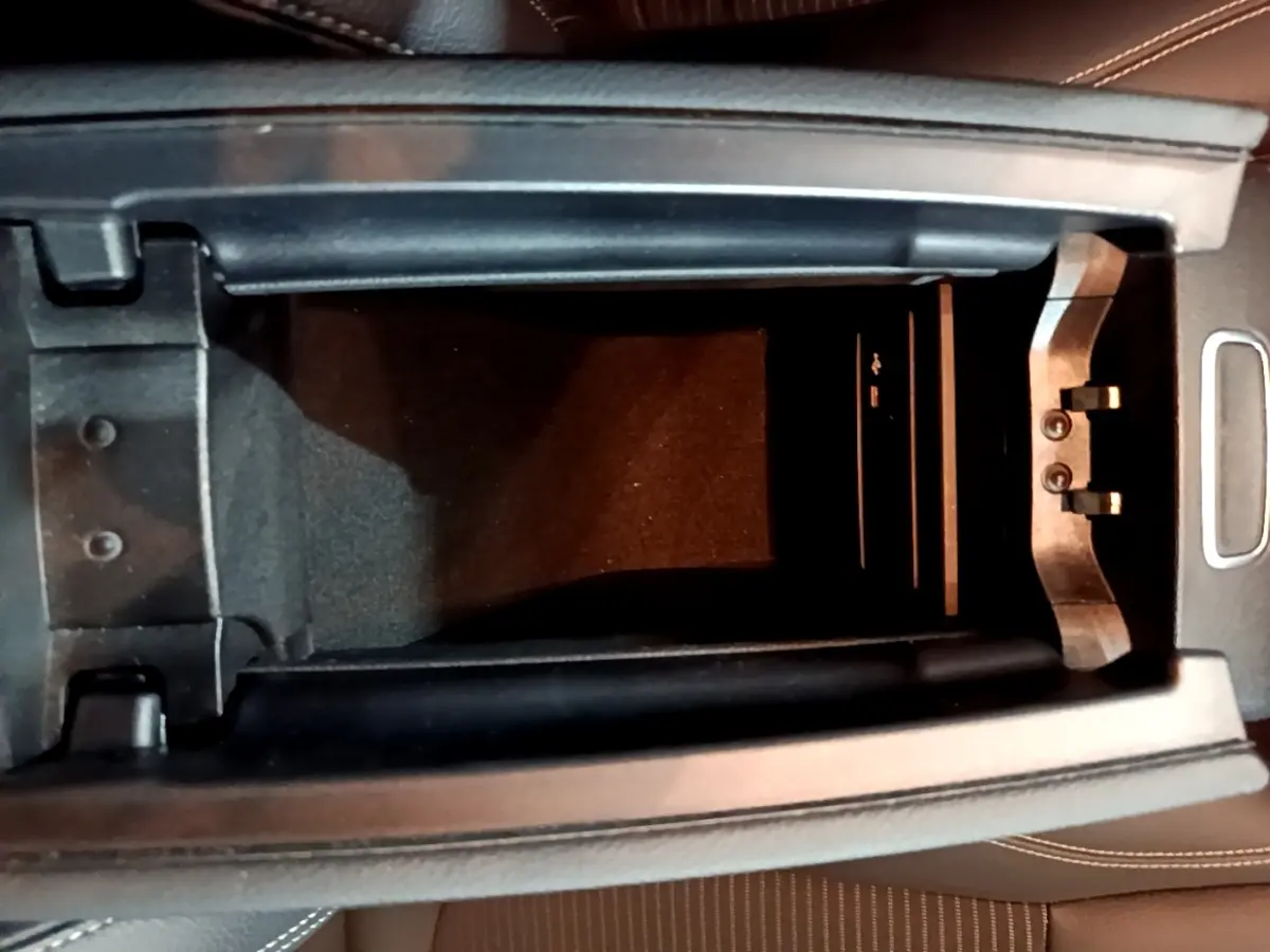 Vue plongeante sur l'accoudoir central ouvert de la Mercedes CLA 200 d Business Line 2021, intérieur cuir brun.