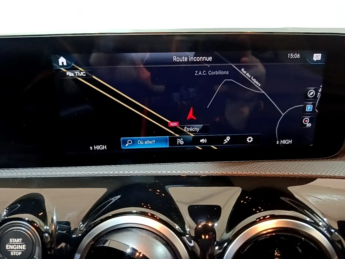 Vue rapprochée de l’écran tactile de navigation 10,3 pouces du tableau de bord de la Mercedes CLA 200 d Business Line blanche.