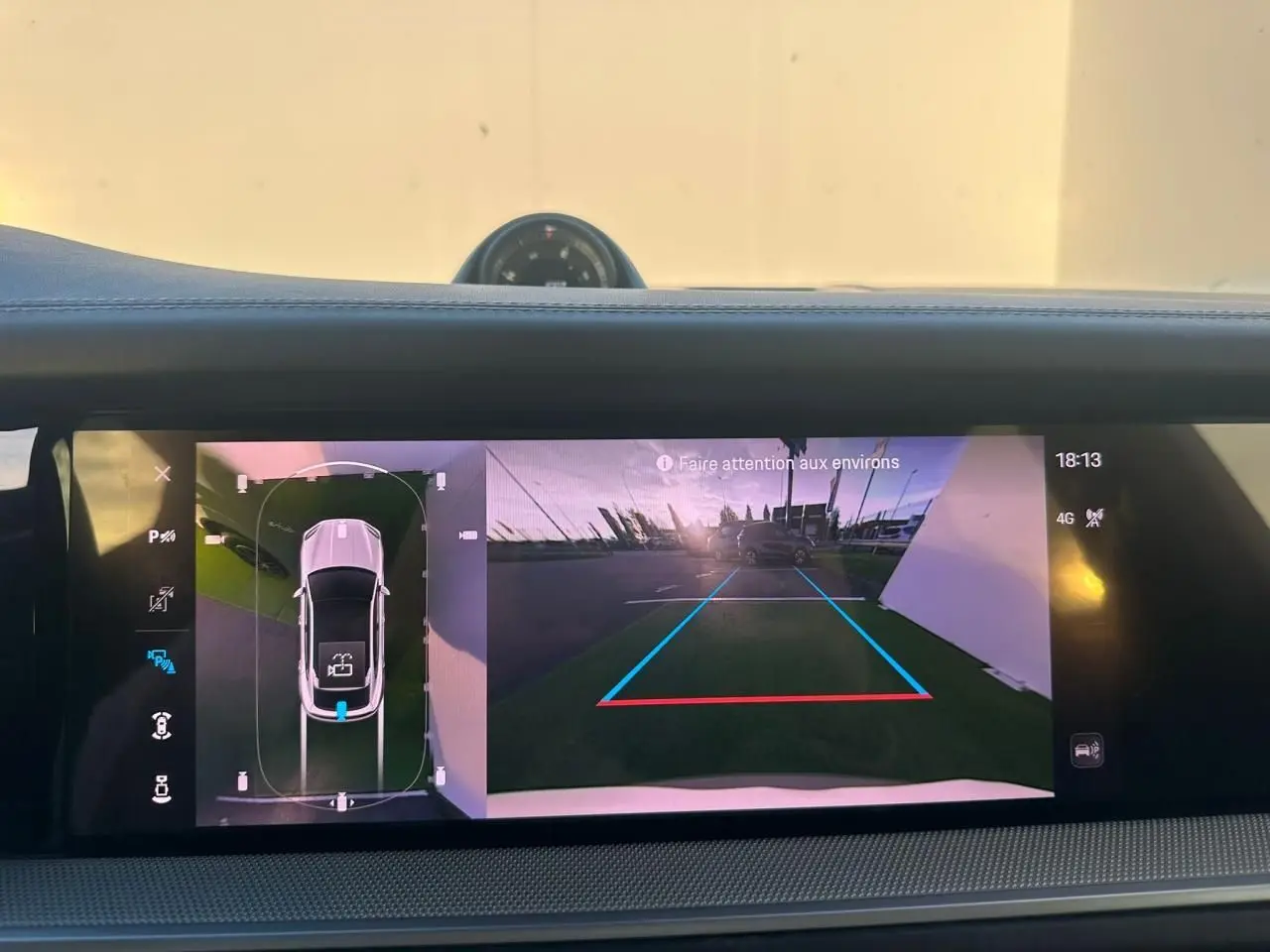Écran intérieur du Porsche Cayenne 2024 montrant la caméra de recul et la vue 360° du véhicule en gris arctique.