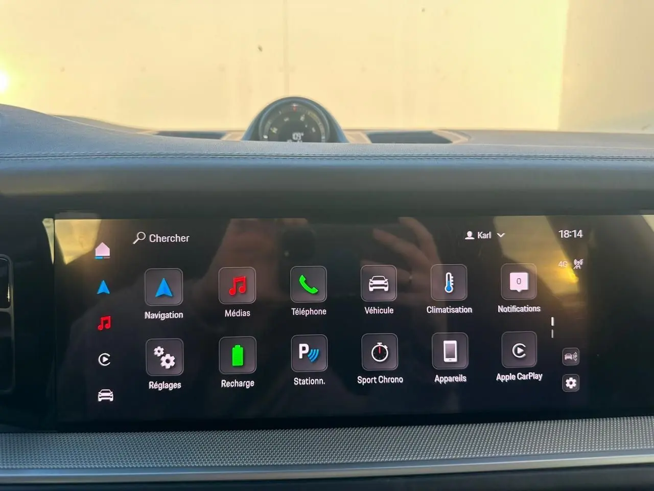 Écran tactile central du Porsche Cayenne Coupe 2024 en gris arctique, affichant le menu principal connecté.
