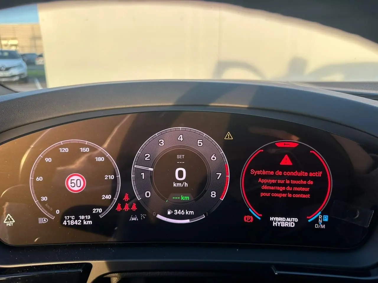 Tableau de bord numérique du Porsche Cayenne hybride 2024, affichant 0 km/h et alertes système en rouge.