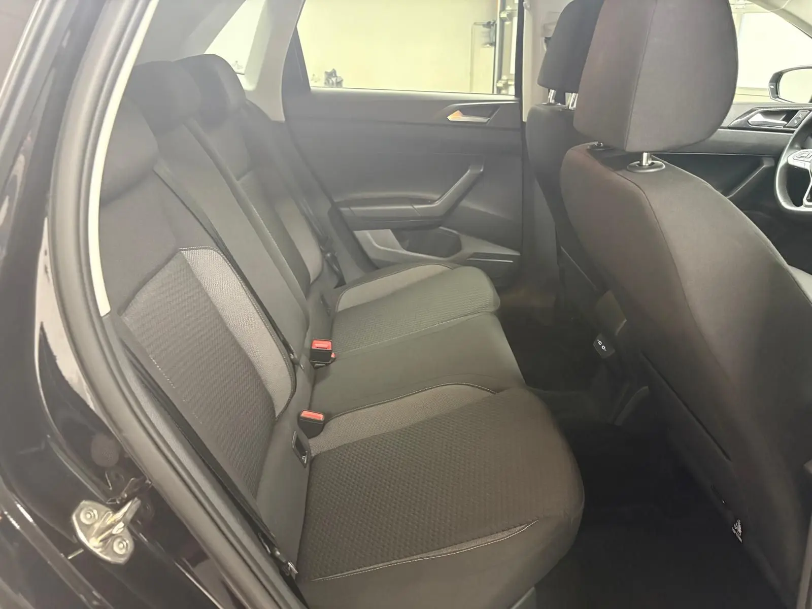 Vue intérieure côté gauche sur la banquette arrière noire de la Volkswagen Polo 2025 finition VW Edition.
