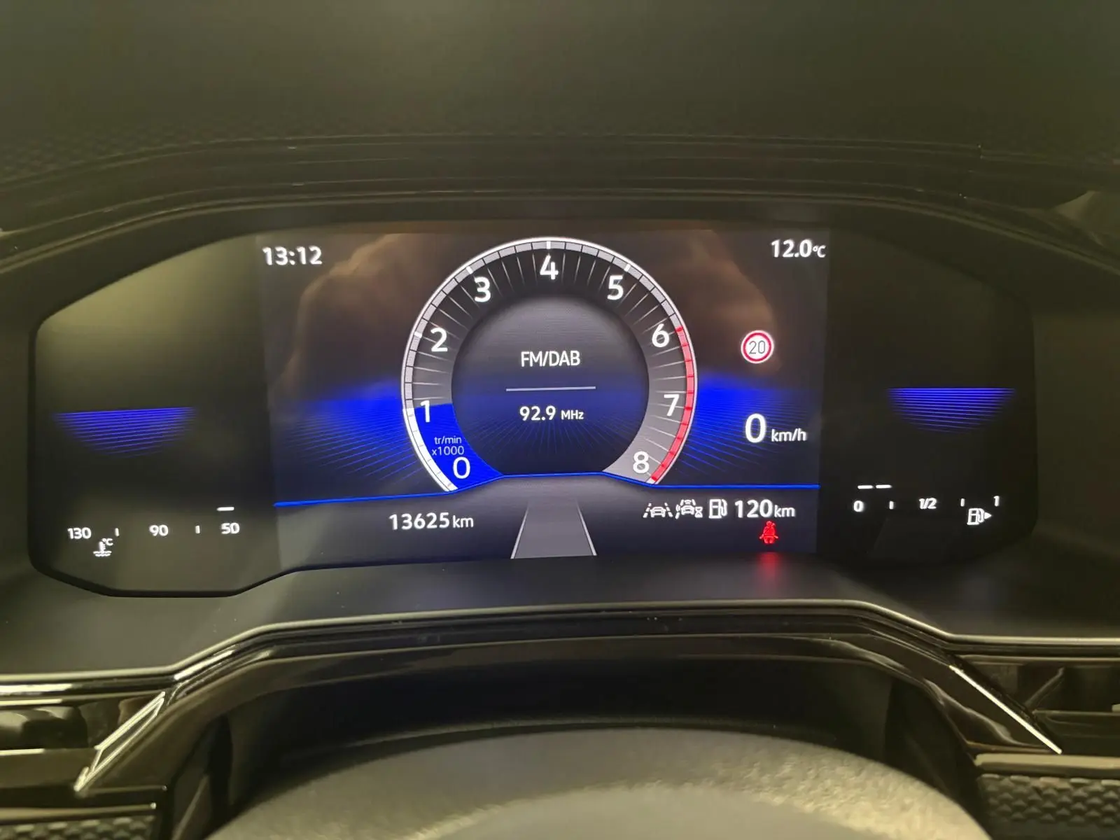 Affichage numérique du tableau de bord de la Volkswagen Polo 2025 avec compte-tours et vitesse à 0 km/h.