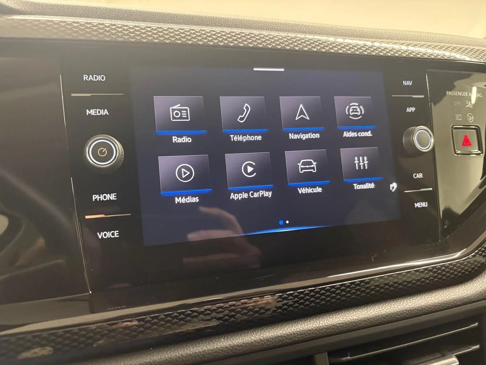 Écran tactile 8 pouces du système infotainment Ready 2 Discover dans l'habitacle noir de la Volkswagen Polo 2025.