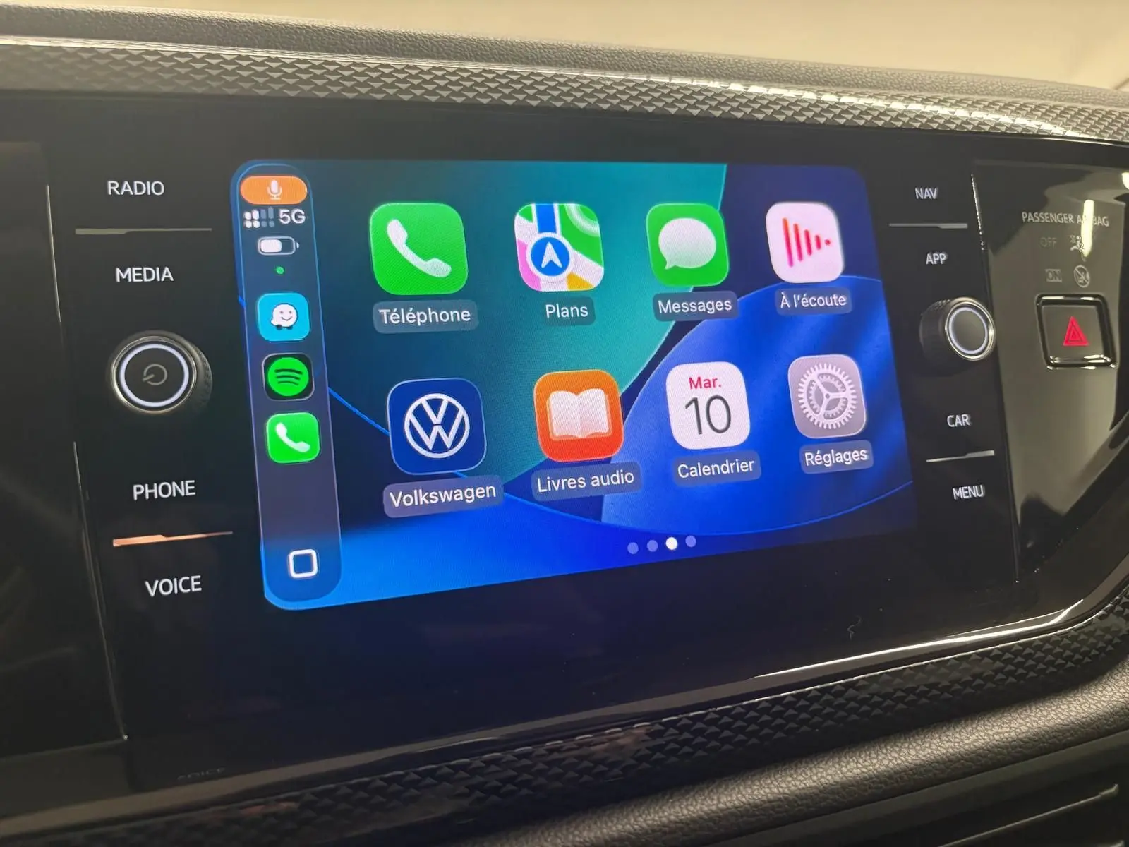 Écran tactile 8 pouces du système infotainment Volkswagen Polo 2025 avec interface Apple CarPlay active.