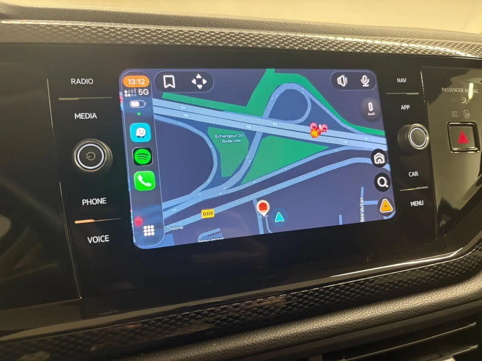 Écran tactile 8 pouces du système infotainment Ready 2 Discover dans Volkswagen Polo noire, affichant navigation GPS.