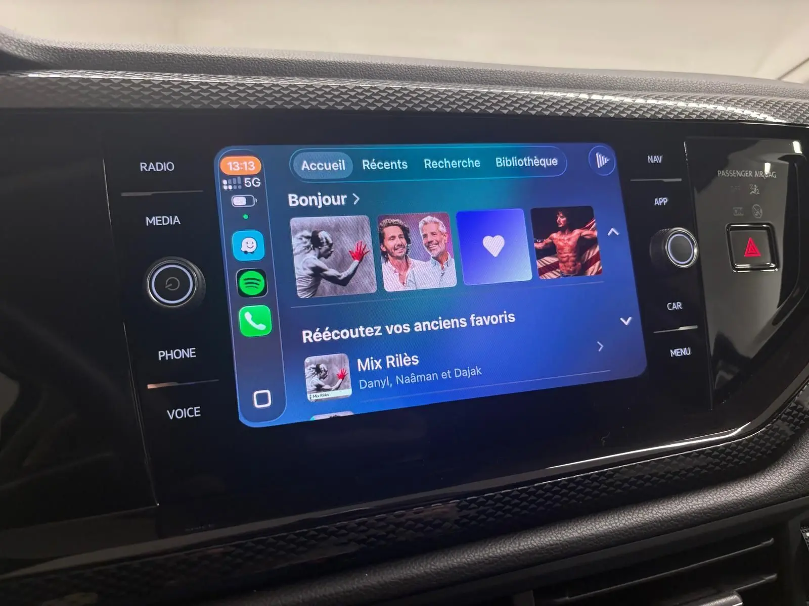 Écran tactile 8 pouces du système infotainment Ready 2 Discover sur tableau de bord noir du Volkswagen Polo 2025.