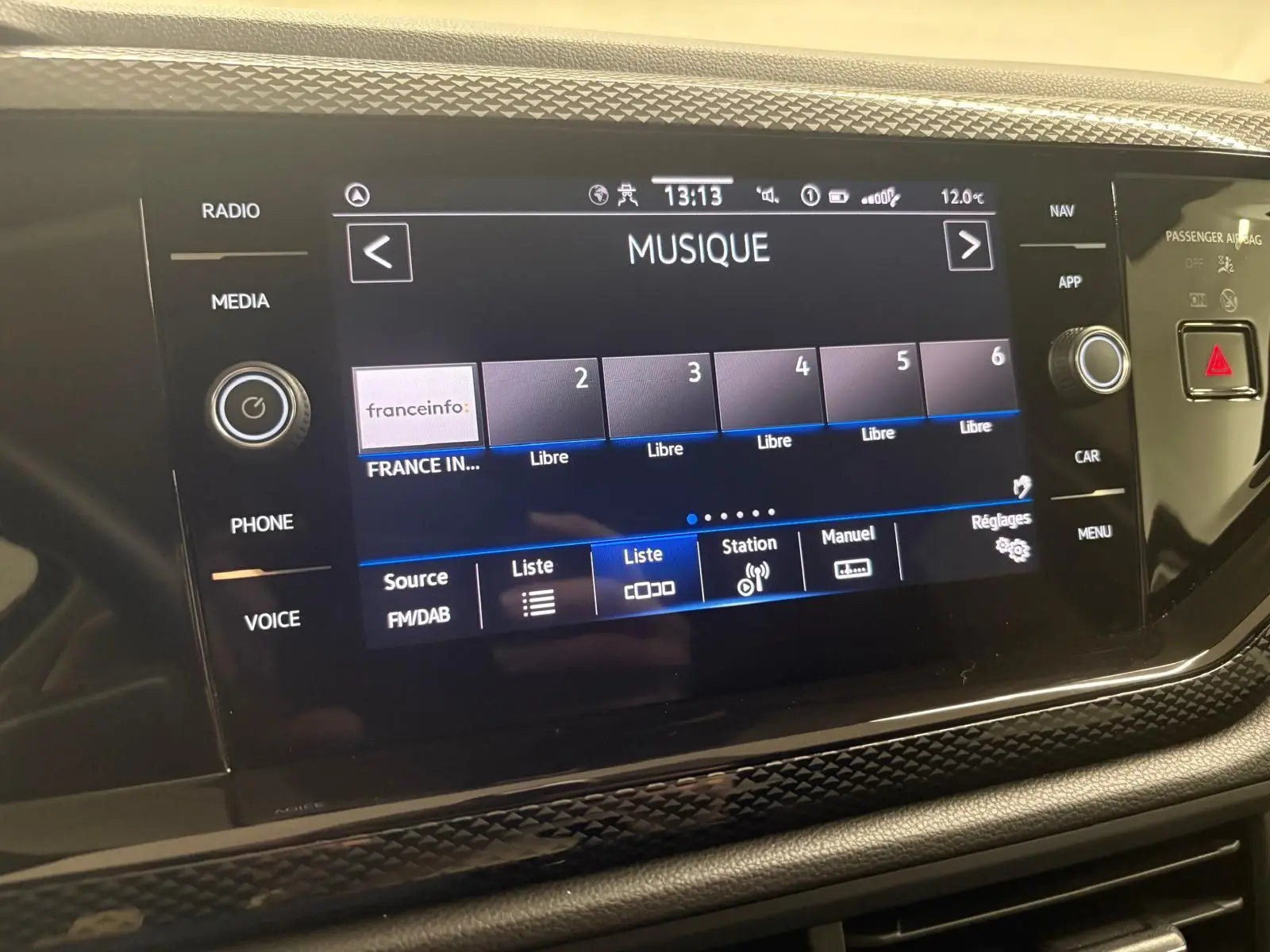 Écran tactile 8 pouces du système infotainment Ready 2 Discover de la Volkswagen Polo 2025 noir intense.