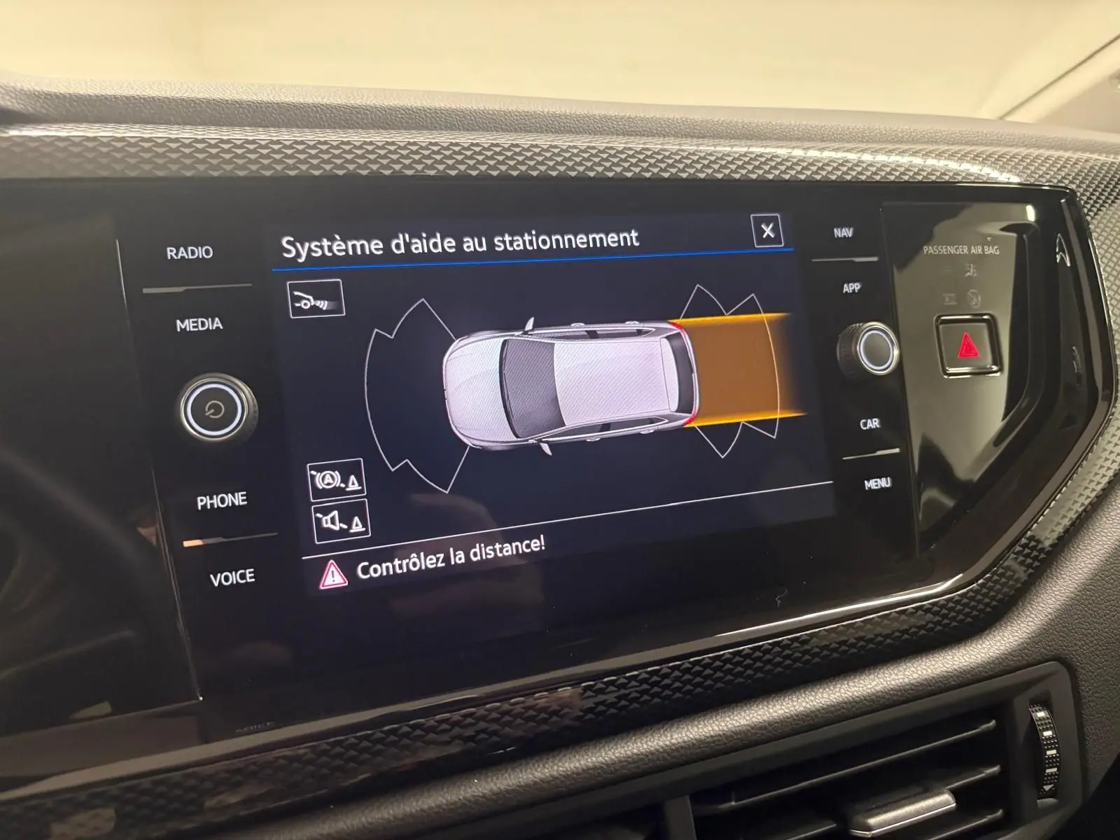 Écran tactile intérieur du système d'aide au stationnement de la Volkswagen Polo 2025, affichage en vue aérienne.