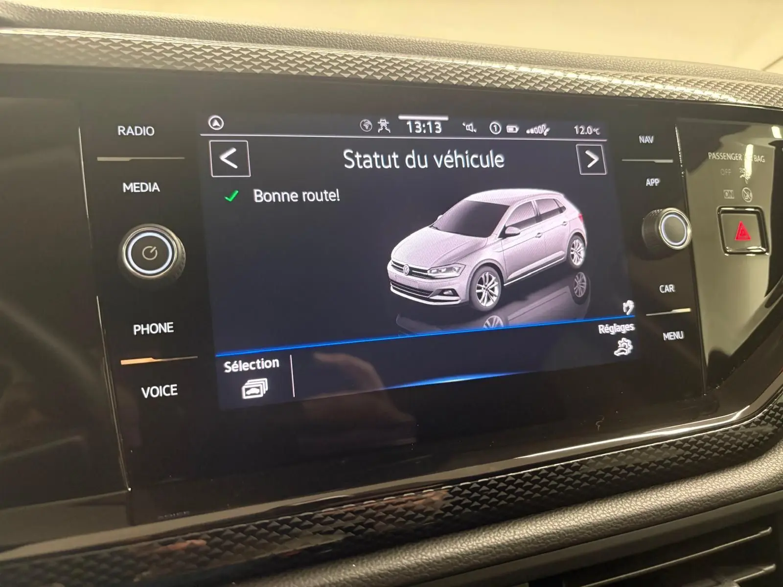 Écran tactile intérieur affichant le statut du véhicule avec une illustration 3D de la Volkswagen Polo vue de profil droit.