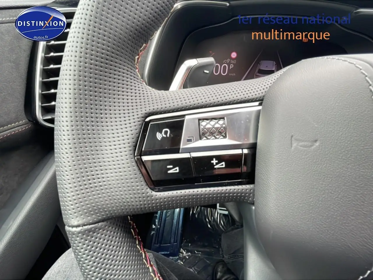 Gros plan sur le volant cuir perforé gris avec commandes intégrées du DS7 1.5 BlueHDi 130 Performance Line.