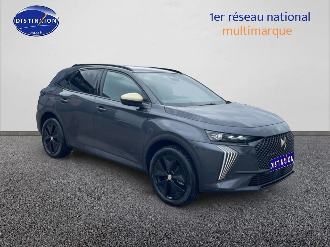 DS7 gris titane vue 3/4 avant droit, jantes noires et rétroviseurs couleur crème contrastants.