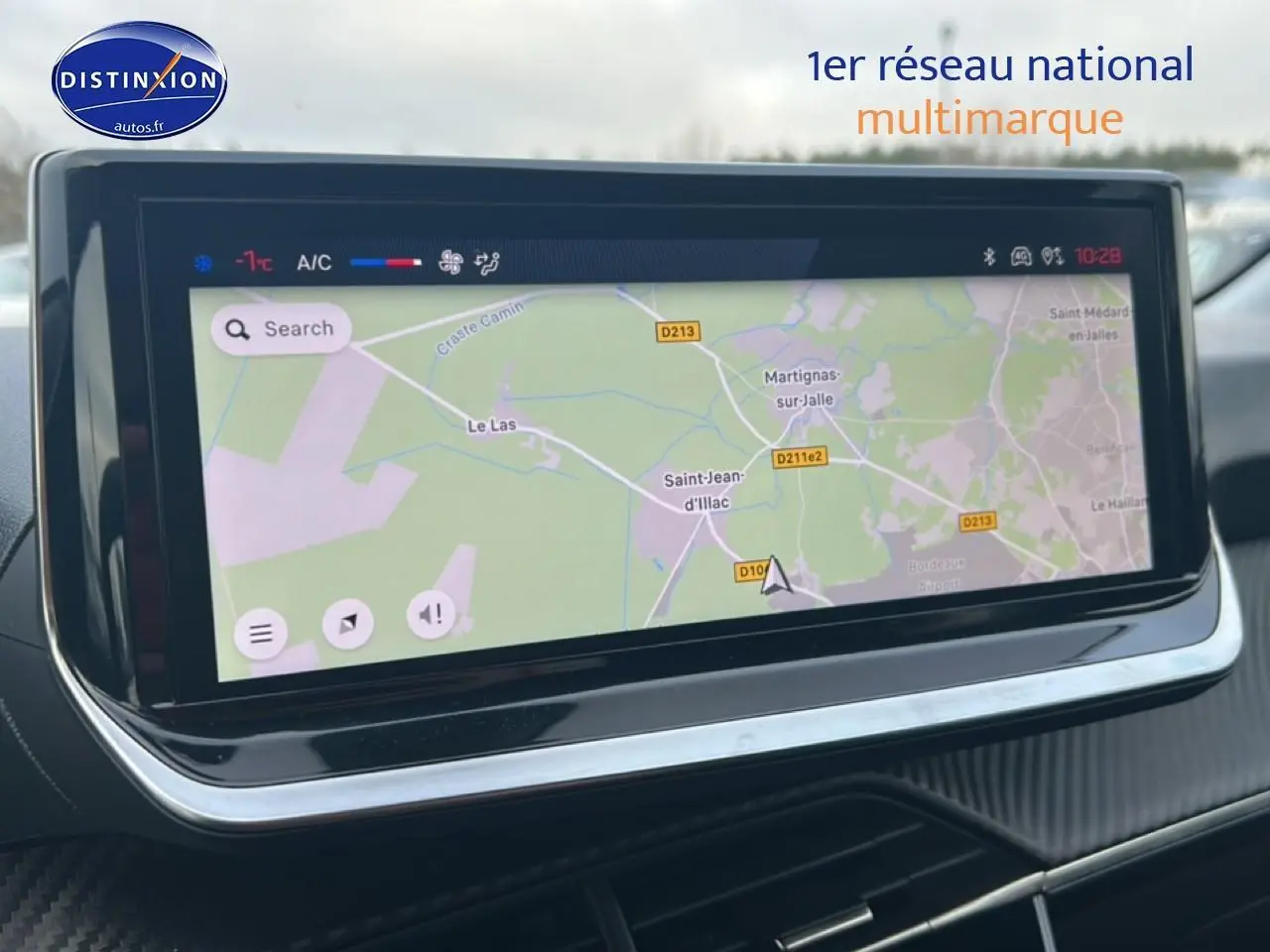 Écran tactile central affichant la navigation dans l’habitacle d’une Peugeot 208 gris artense, vue de face.