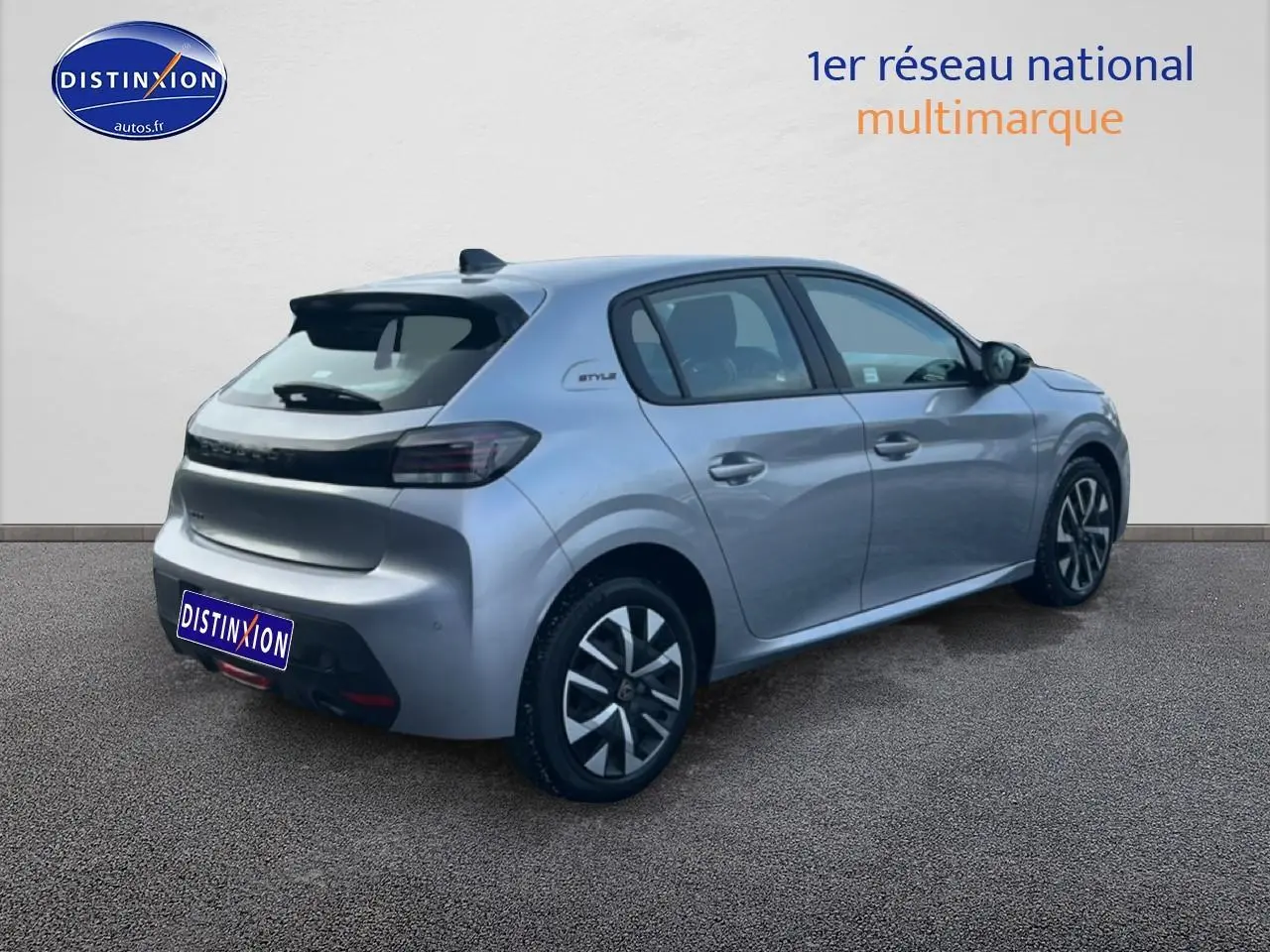 Vue 3/4 arrière droite d'une Peugeot 208 gris artense avec jantes alliage et vitres teintées.