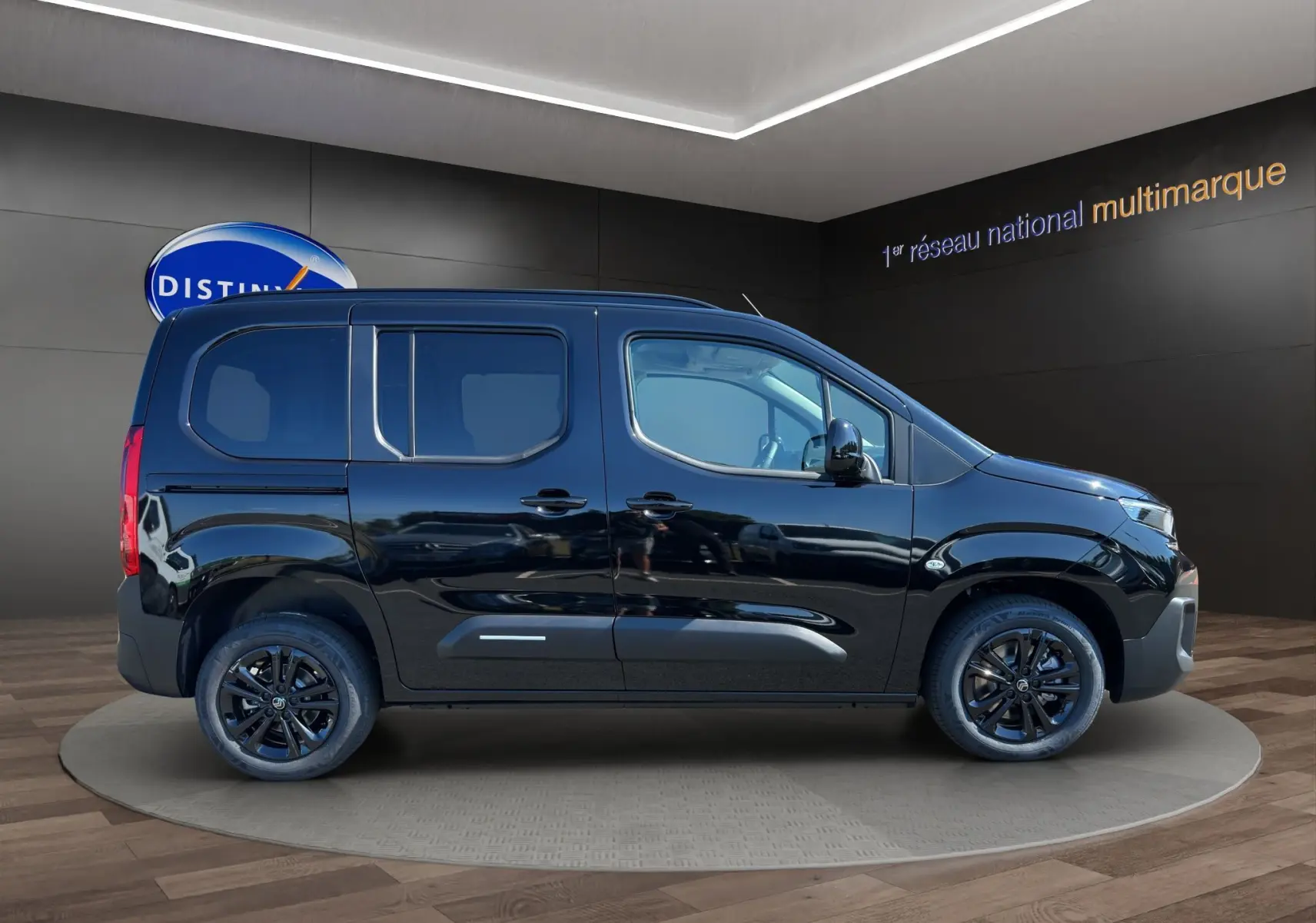 Vue de profil côté droit d'un Citroën Berlingo noir 2025 avec jantes alliage noires et vitres teintées.