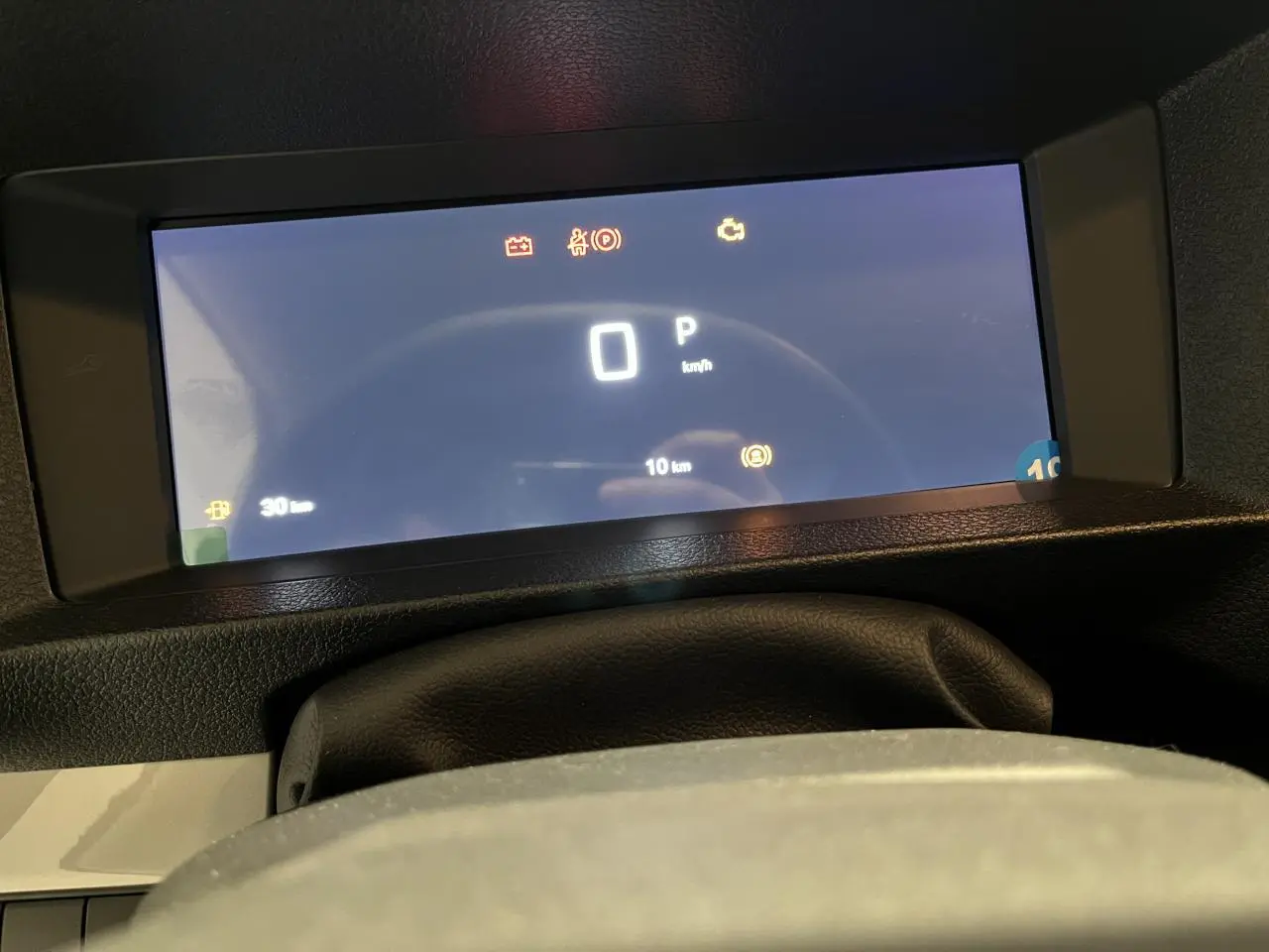 Affichage numérique du combiné de bord du Peugeot Expert Fourgon 2024, vu de face, avec indicateurs lumineux allumés.