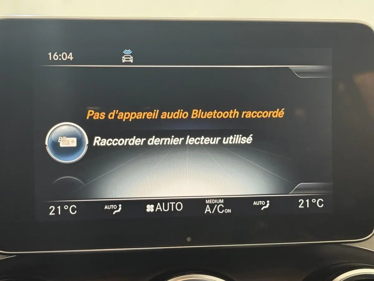 Écran central de la Mercedes GLC 250 Fascination 2019 affichant la connexion Bluetooth, vue intérieure frontale.