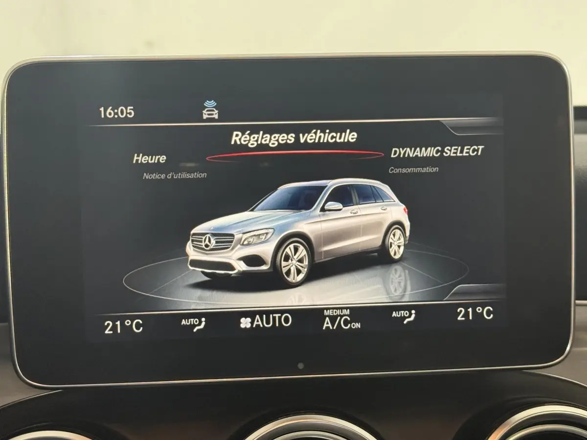 Écran central montrant une illustration 3D d'un Mercedes GLC gris clair en vue 3/4 avant droite.