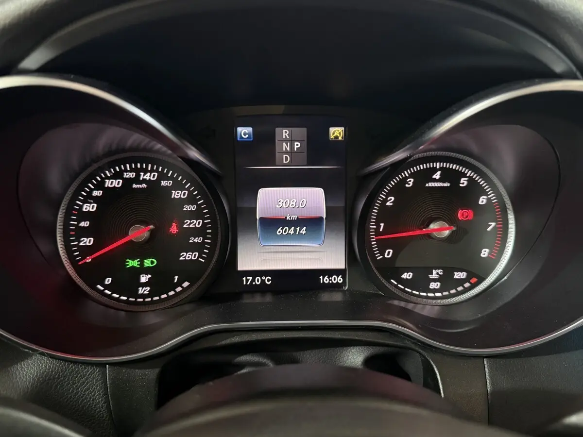 Vue rapprochée du tableau de bord de la Mercedes GLC 250 Fascination 2019, affichage digital et compte-tours visibles.