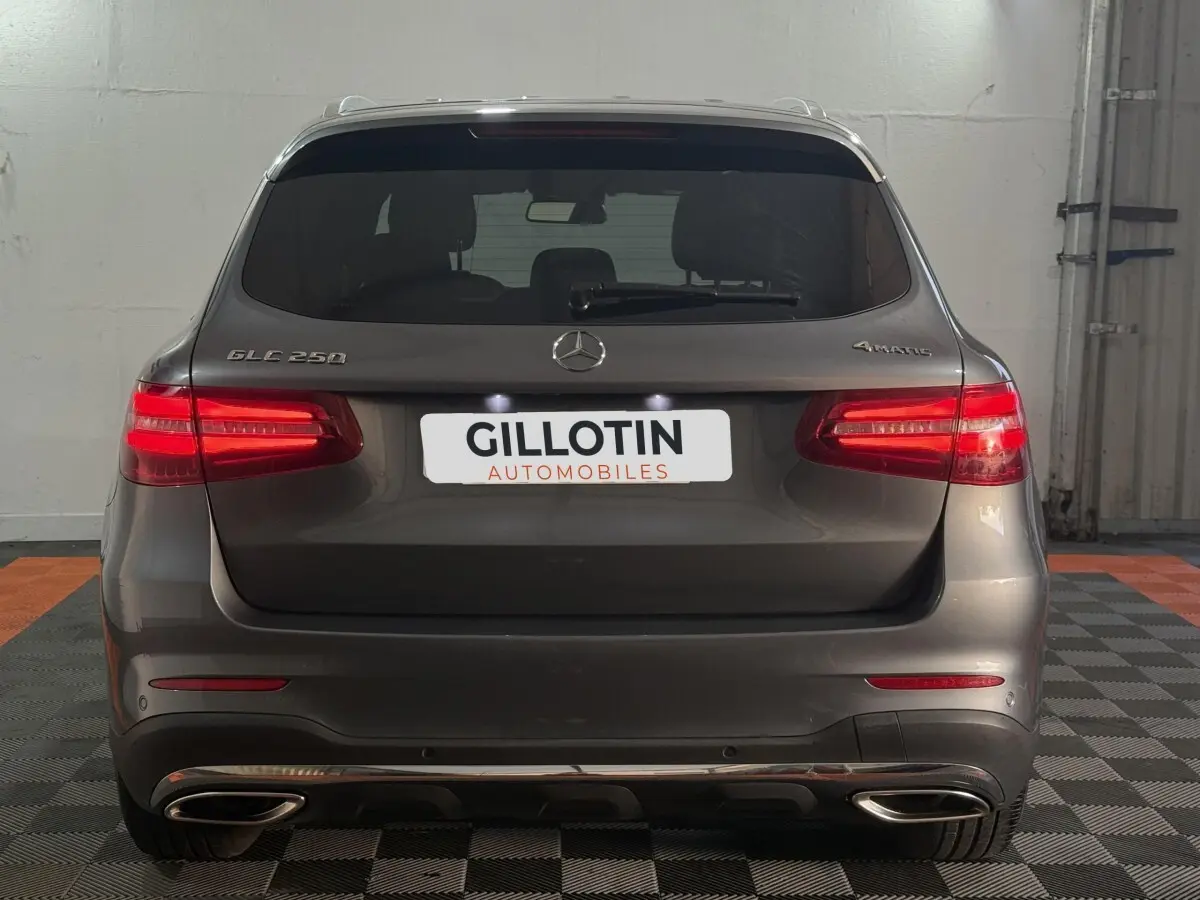 Vue arrière d'un Mercedes GLC 250 Fascination 4Matic gris foncé avec feux LED allumés en intérieur.