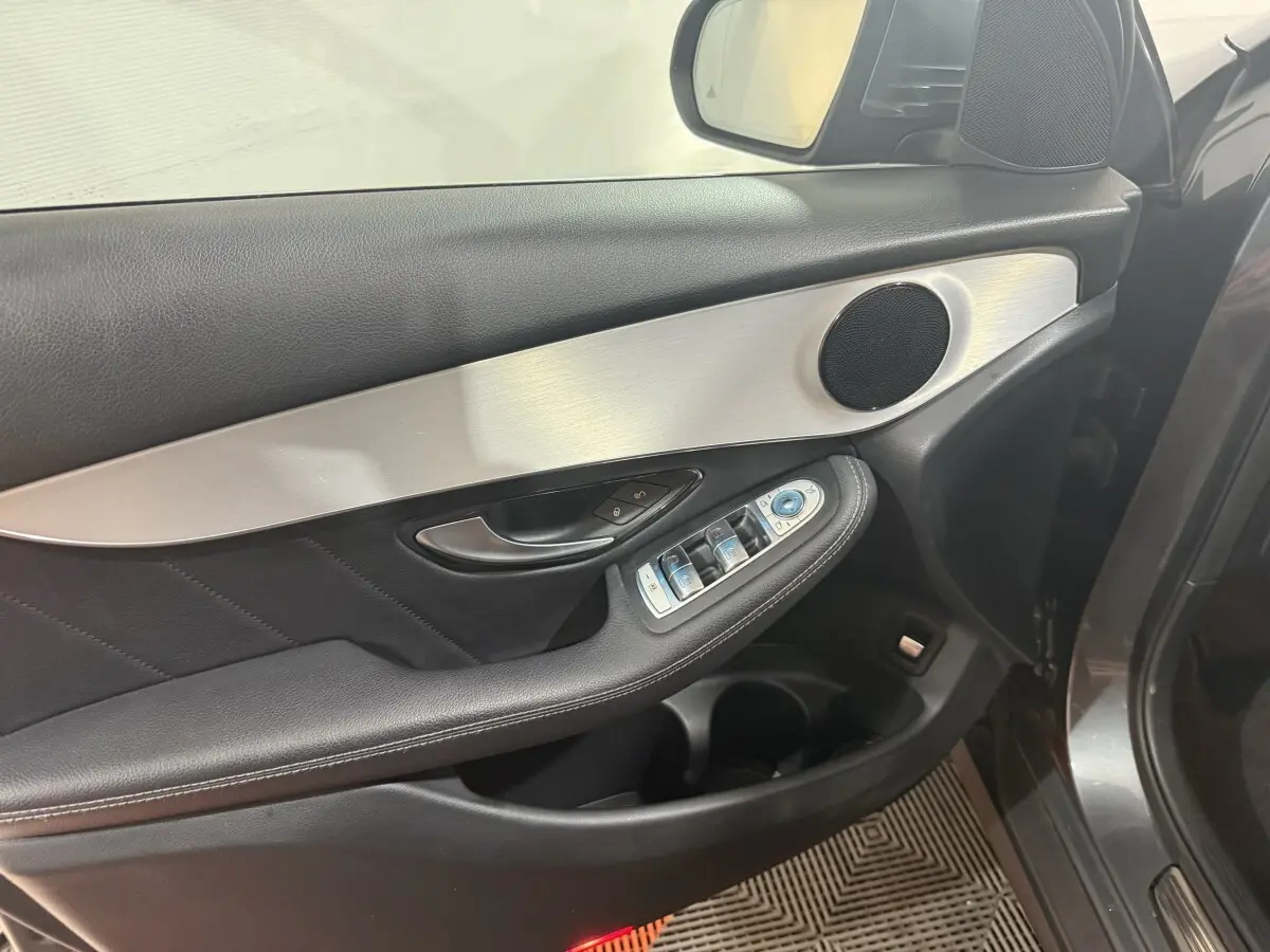 Détail de la porte côté conducteur du Mercedes GLC 250 Fascination 2019, avec garniture noire et insert aluminium brossé.