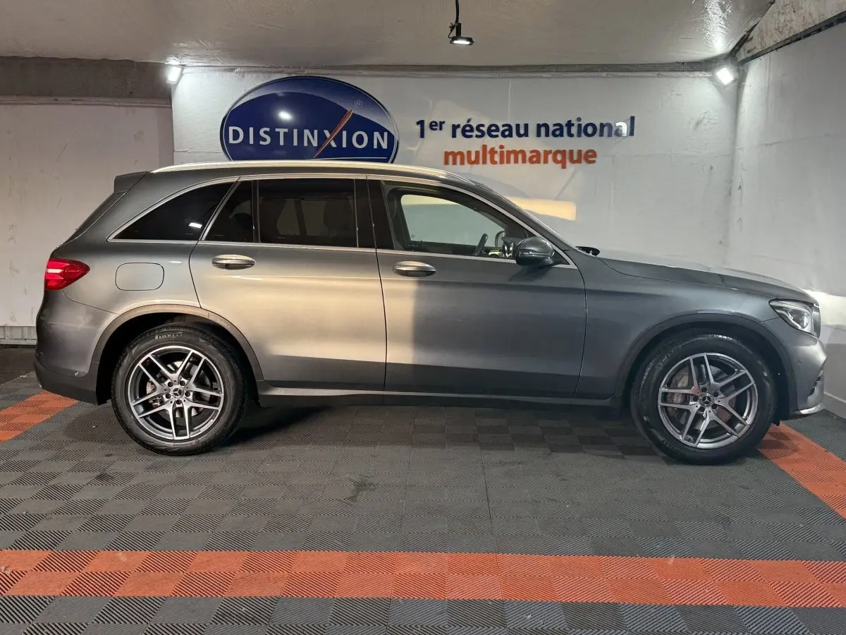 Vue latérale droite d'un Mercedes GLC 250 Fascination 4Matic gris foncé, avec jantes alliage et rétroviseurs électriques.