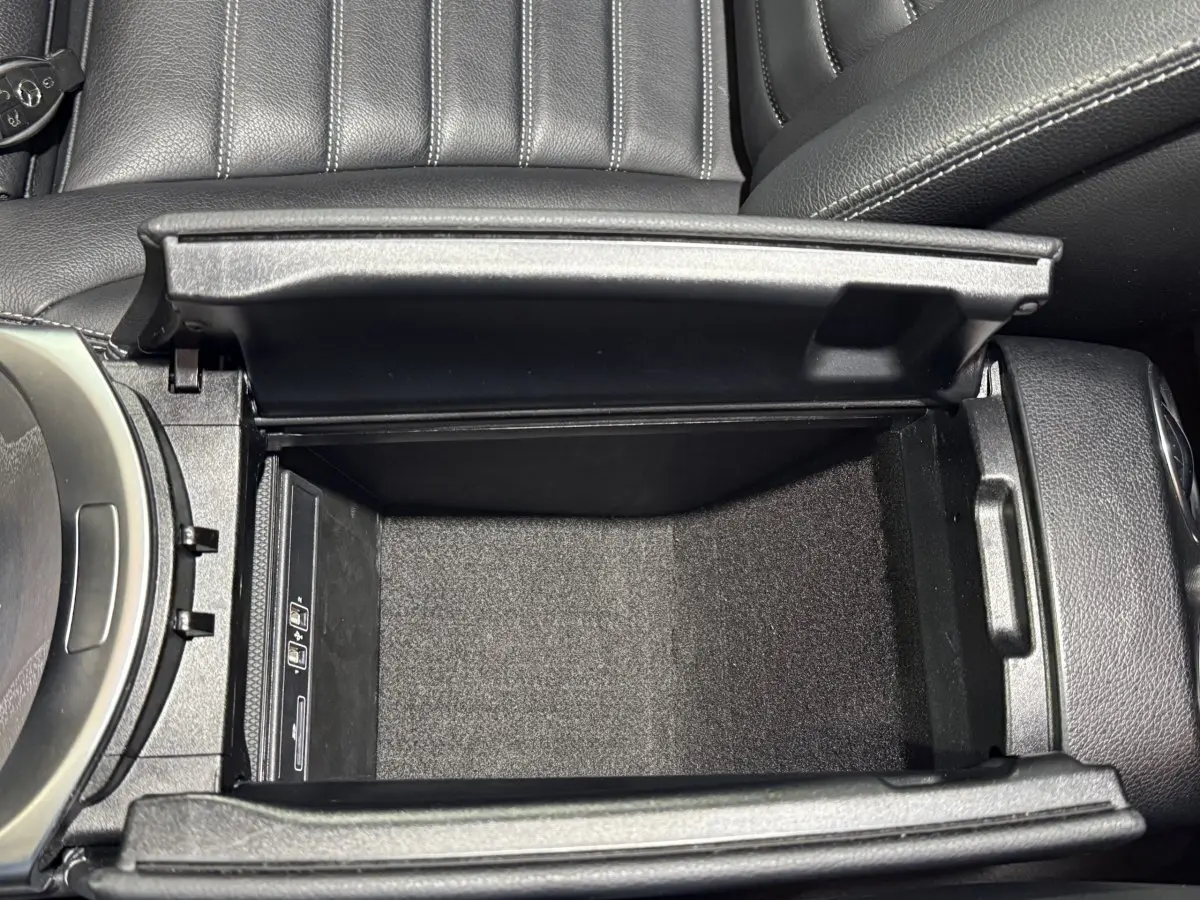 Vue plongeante sur le rangement central ouvert en cuir noir dans une Mercedes GLC 250 Fascination 4Matic 2019.