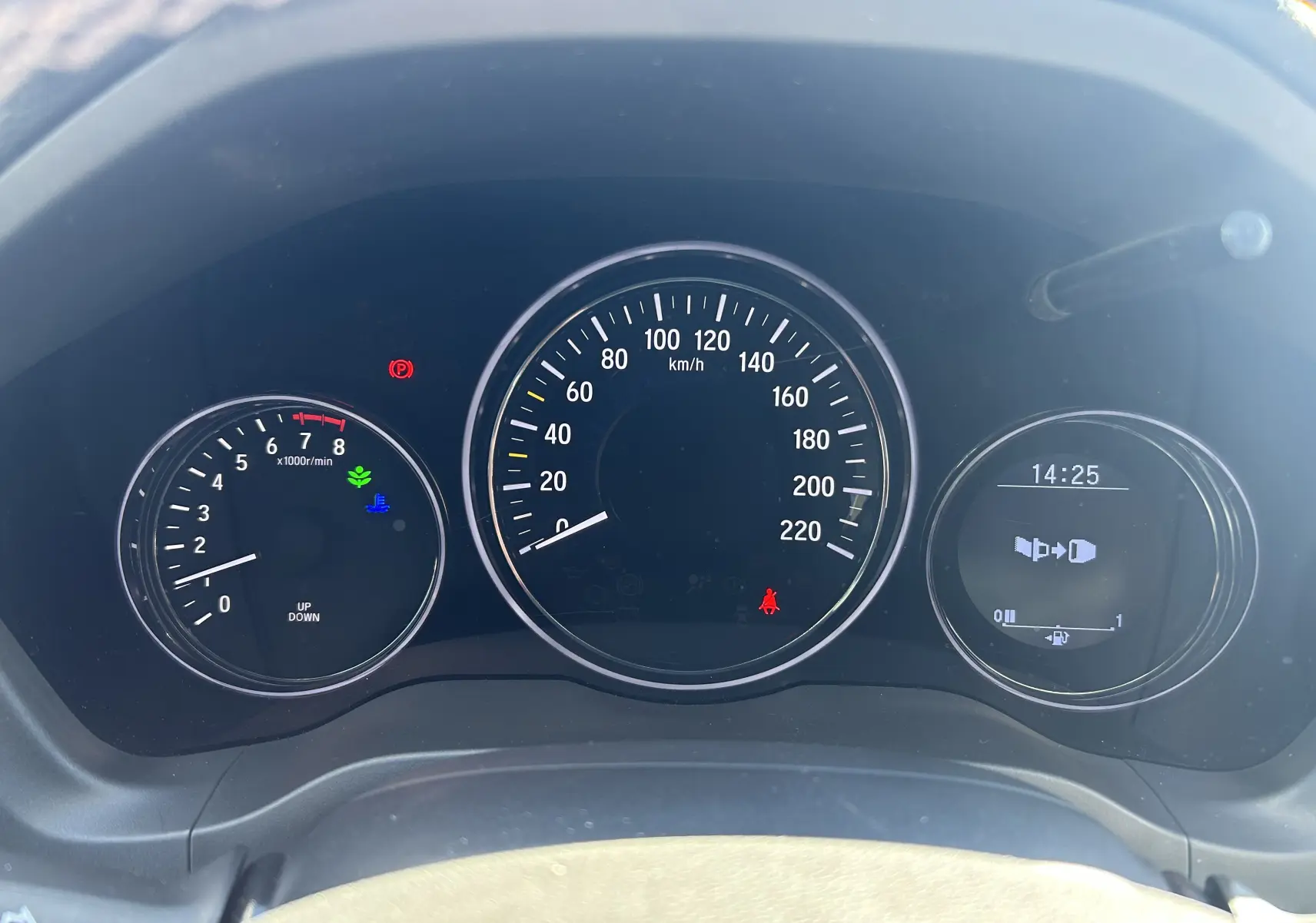 Vue rapprochée du tableau de bord du Honda HR-V 2020, affichant compte-tours, compteur de vitesse et écran digital.