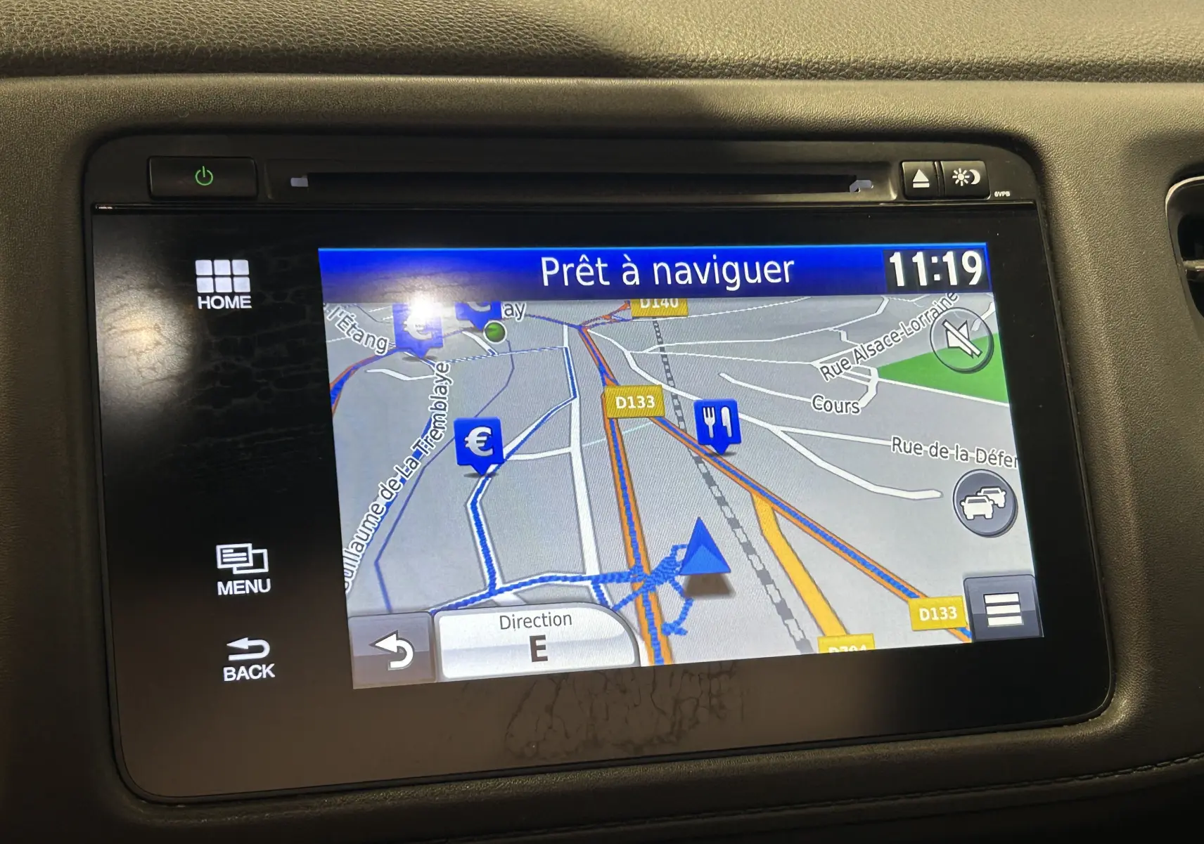 Écran GPS tactile du tableau de bord du Honda HR-V bleu, affichant une carte de navigation en mode prêt à naviguer.