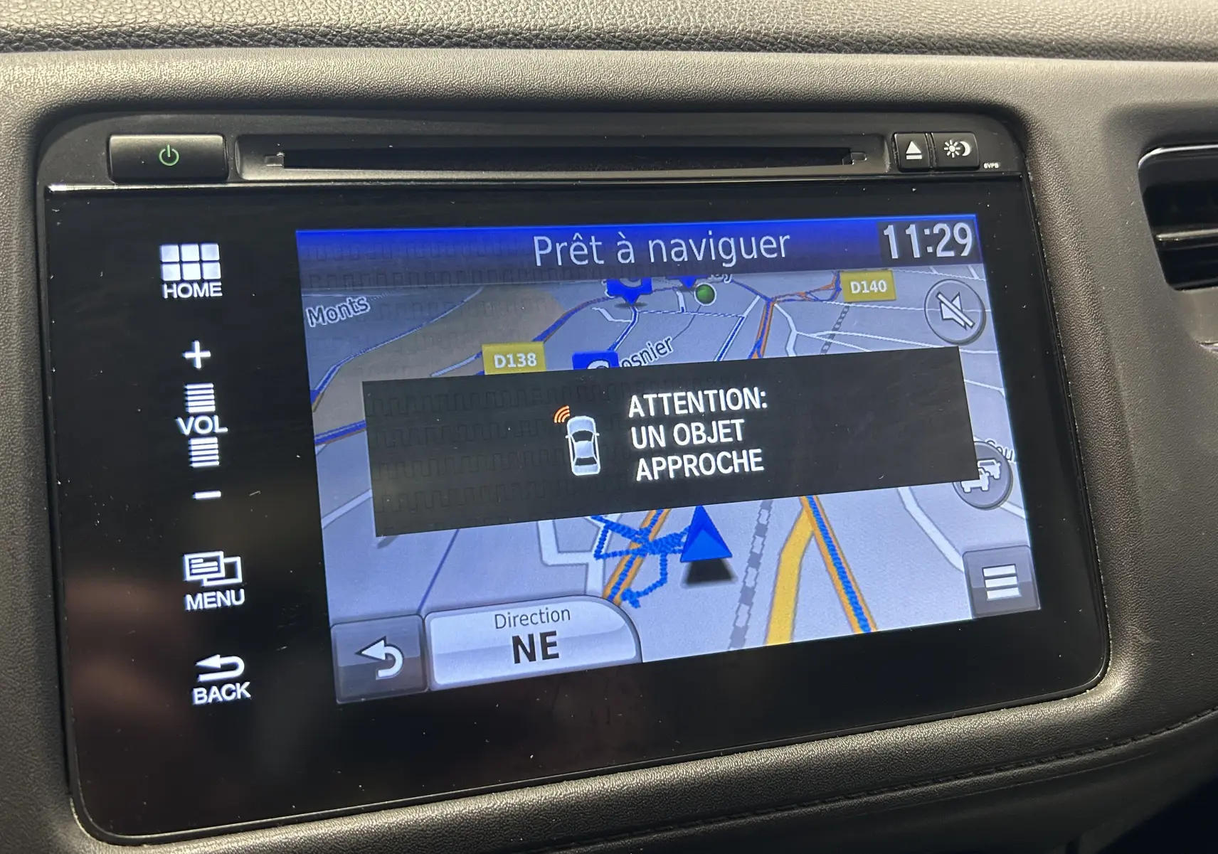 Écran tactile du GPS du Honda HR-V bleu 2020 montrant un avertissement d'objet approchant à l'avant.