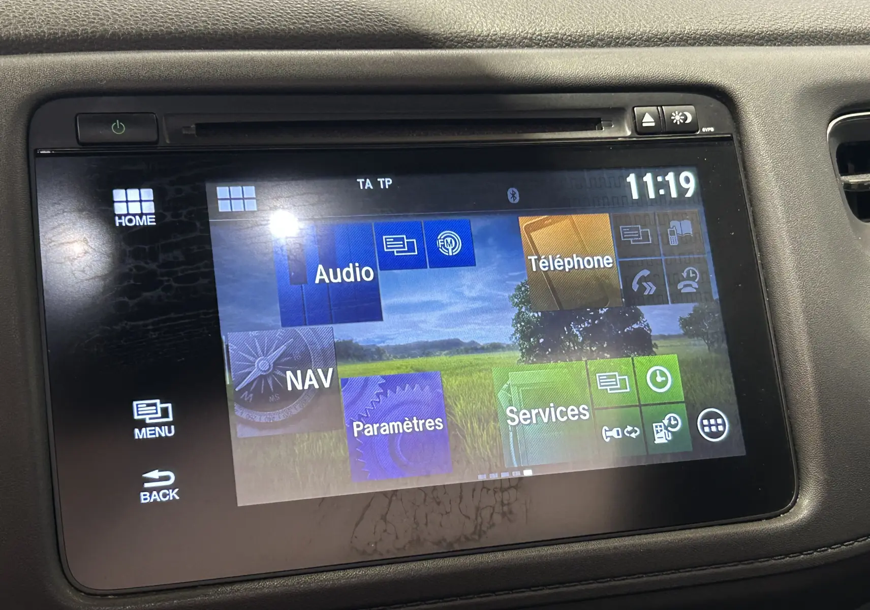 Écran tactile central du tableau de bord du Honda HR-V bleu, affichant le menu principal multimédia à 11h19.