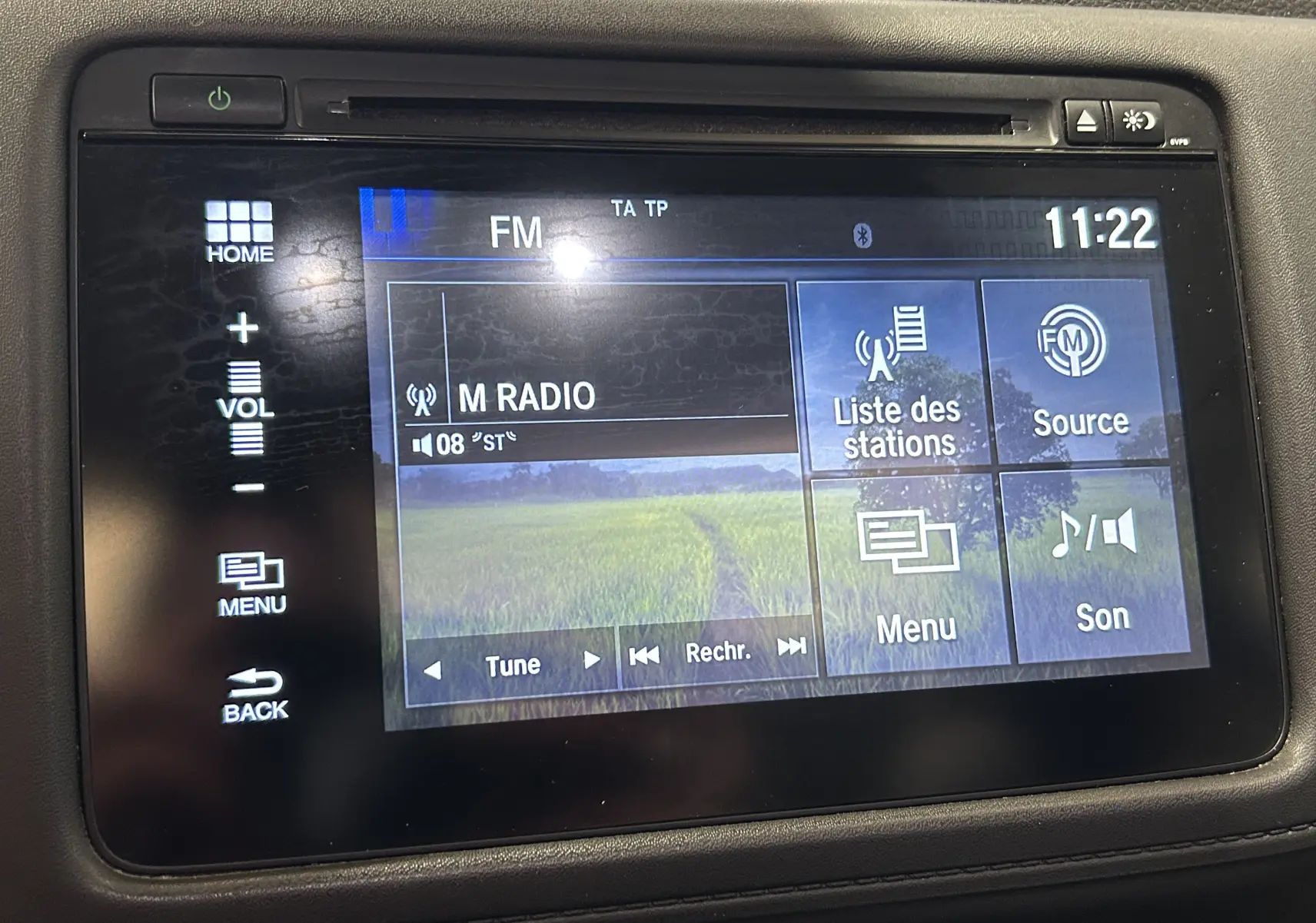 Écran tactile de la radio FM du Honda HR-V 2020, affichant les options de stations et menu en intérieur noir.