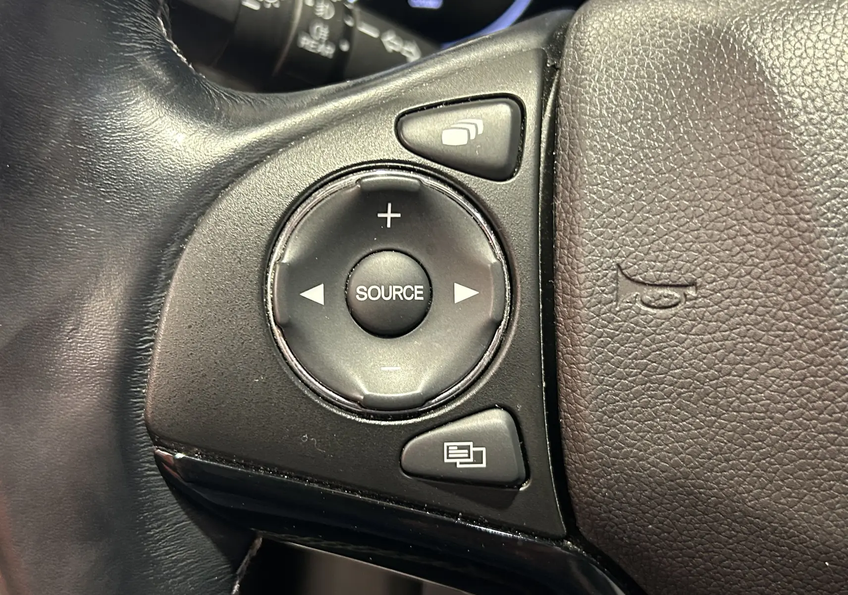 Gros plan sur les commandes audio au volant noir du Honda HR-V i-VTEC 130ch Exclusive 2020.