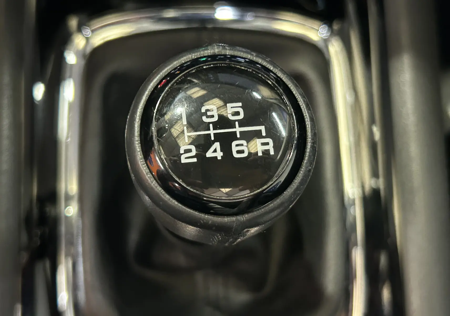 Gros plan sur le levier de vitesses manuel 6 rapports du Honda HR-V i-VTEC 130ch Exclusive, intérieur noir.