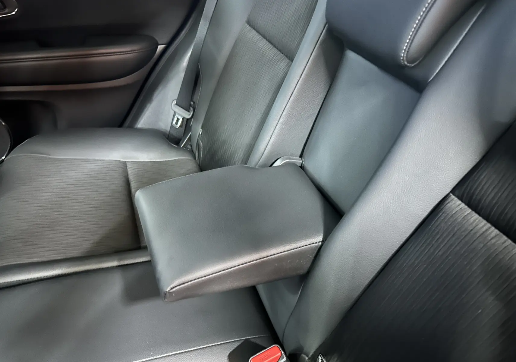 Détail de l'accoudoir central rabattable en cuir noir sur la banquette arrière du Honda HR-V 2020.