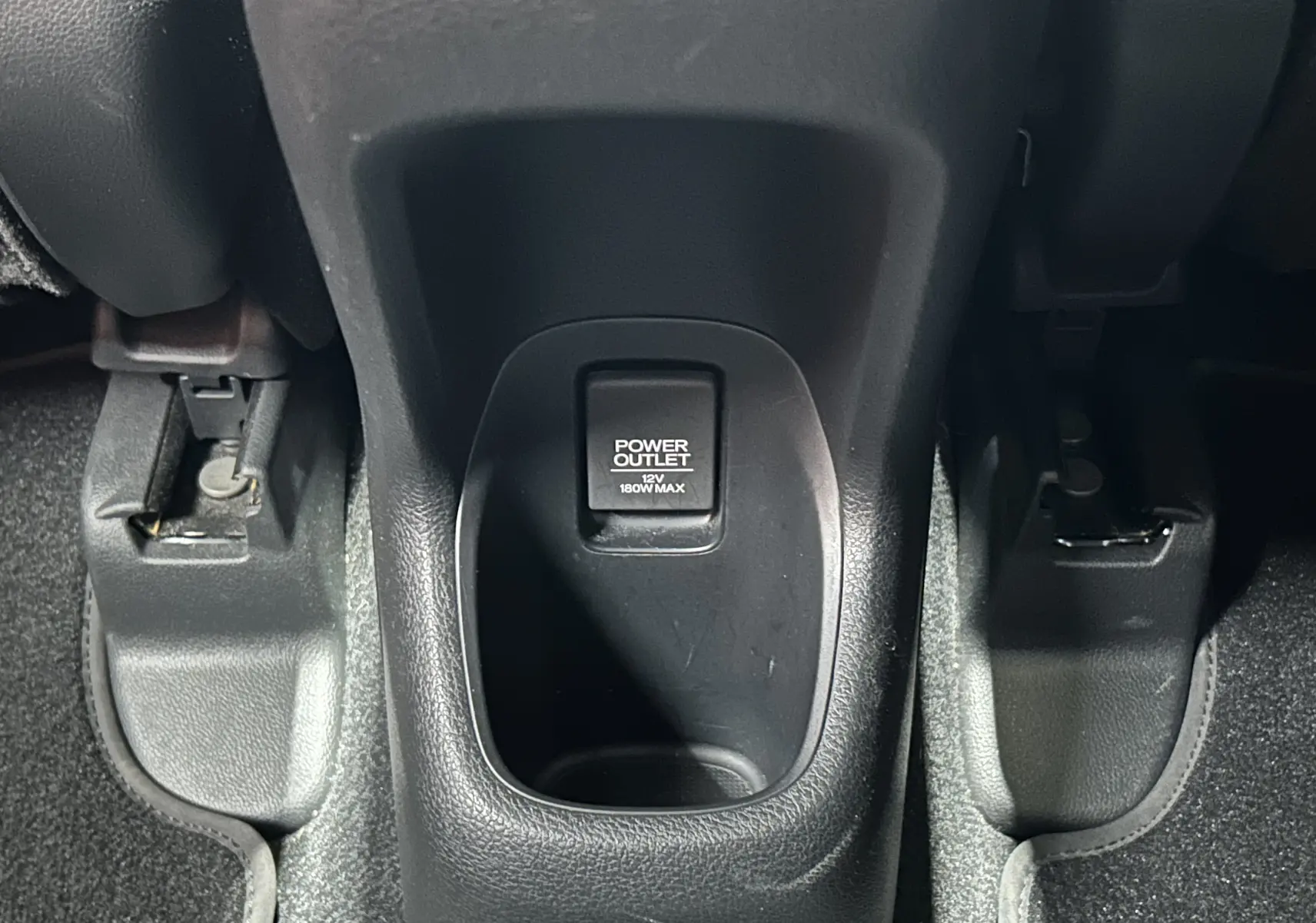 Prise 12V Power Outlet visible dans l’espace entre les sièges avant d’un Honda HR-V bleu 2020.