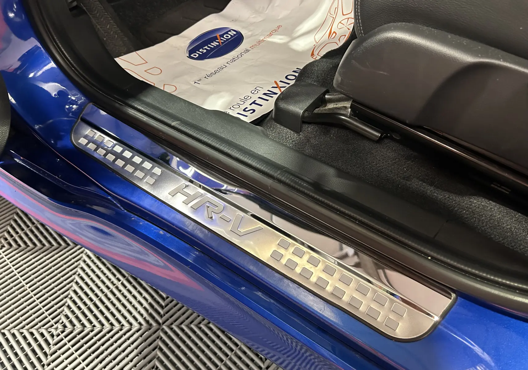 Gros plan sur la plaque de seuil de porte côté conducteur du Honda HR-V bleu 2020 avec logo HR-V gravé.