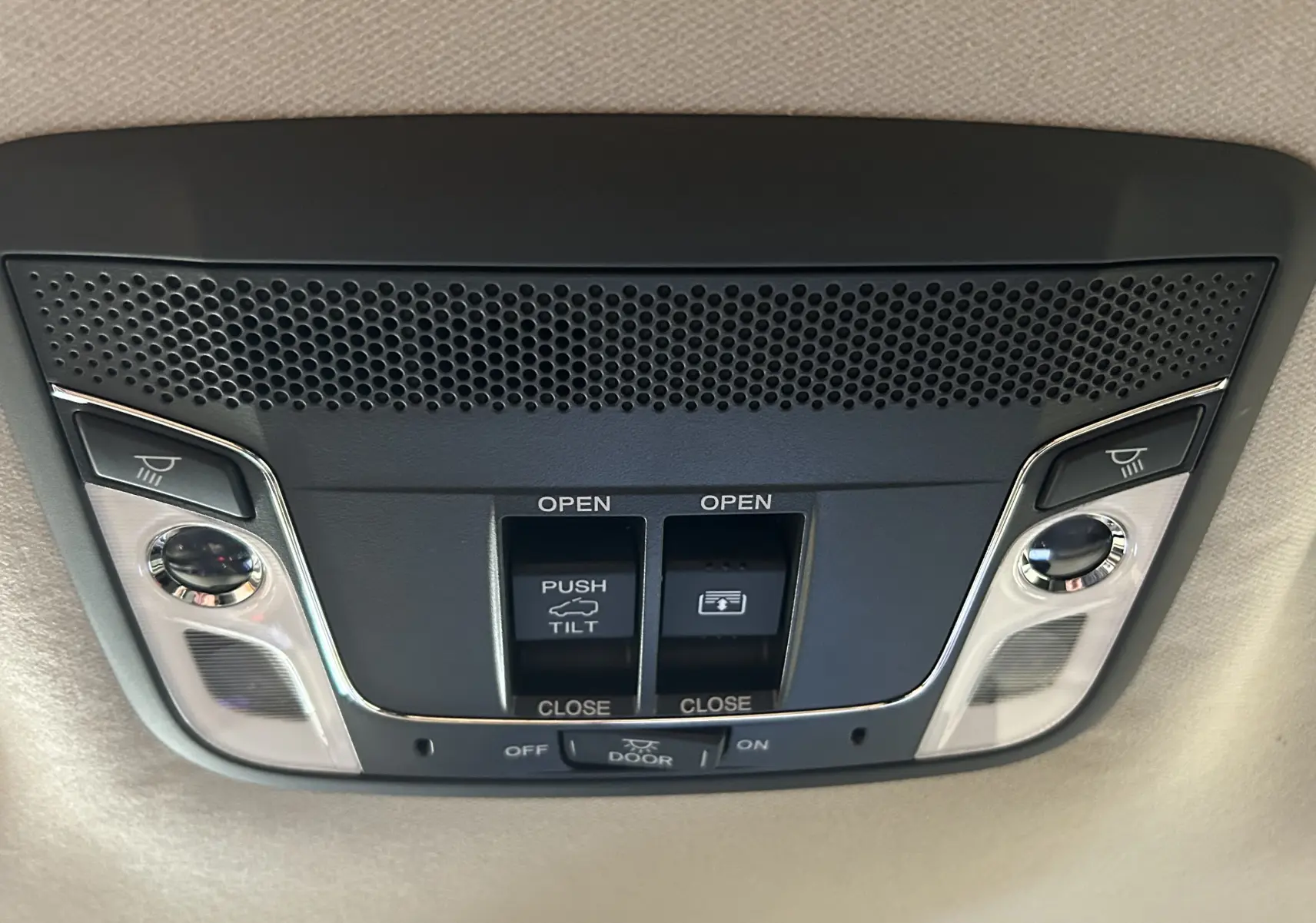 Vue en gros plan du panneau de commande du toit ouvrant avec boutons d'ouverture et éclairage intérieur du Honda HR-V bleu 2020.