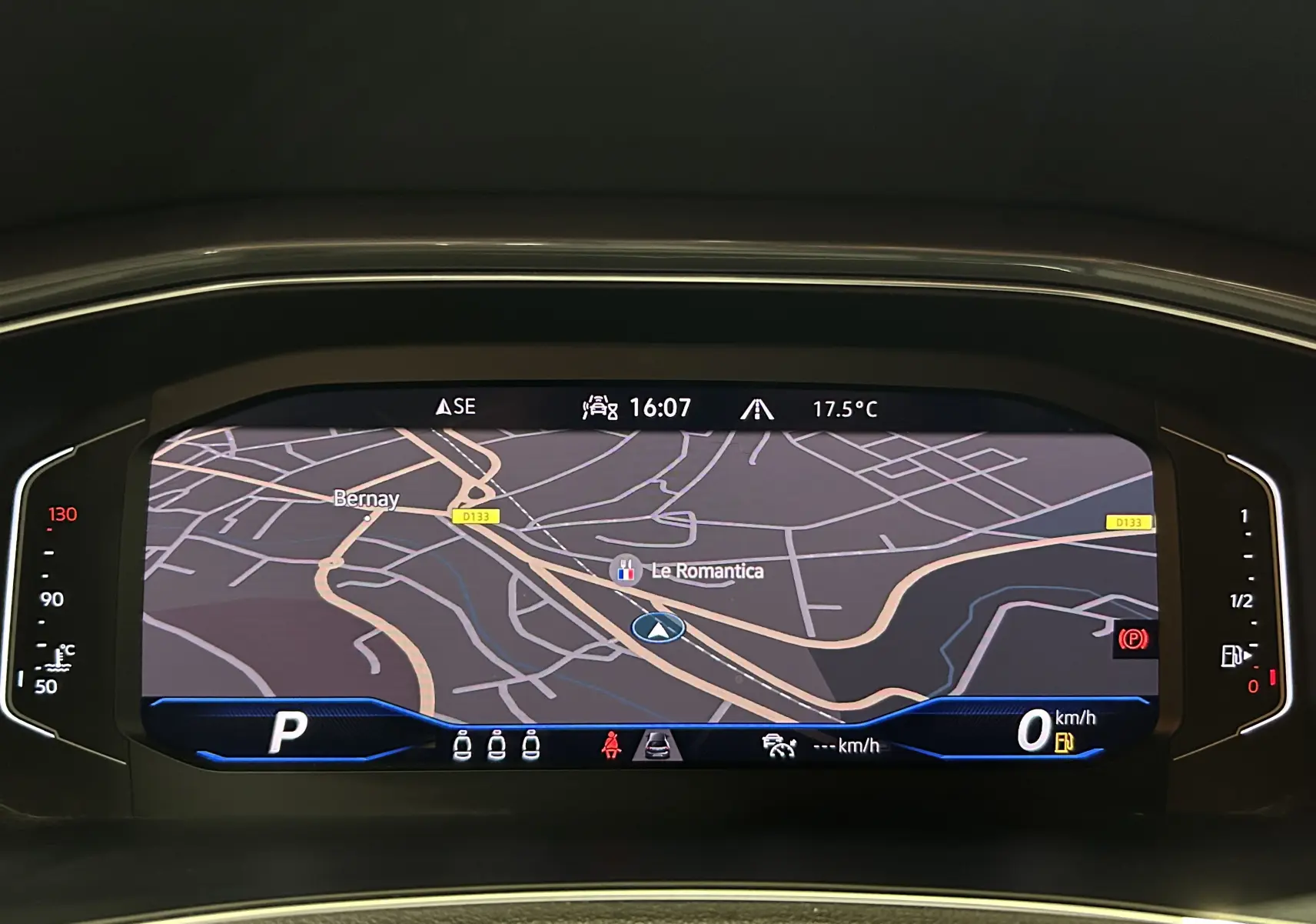 Affichage numérique du tableau de bord du Volkswagen T-Roc noir, montrant la navigation et les informations de conduite.