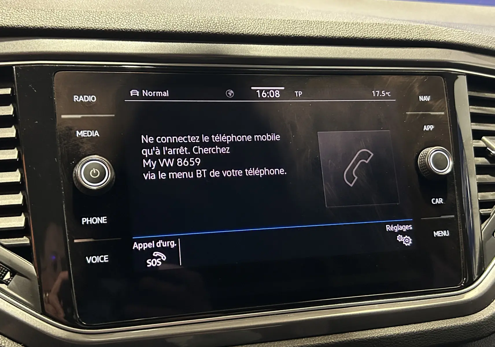 Écran tactile central du Volkswagen T-Roc noir 2020 affichant les instructions de connexion Bluetooth au téléphone.