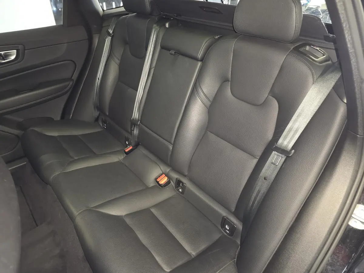 Vue intérieure côté droit des sièges arrière en cuir noir du Volvo XC60 Ultimate Style Dark 2023.