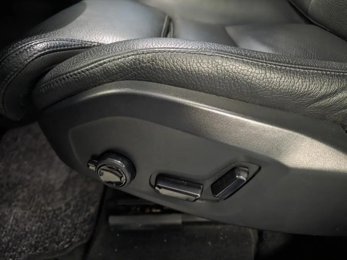 Détail des commandes de réglage électrique du siège avant en cuir noir du Volvo XC60 2023.