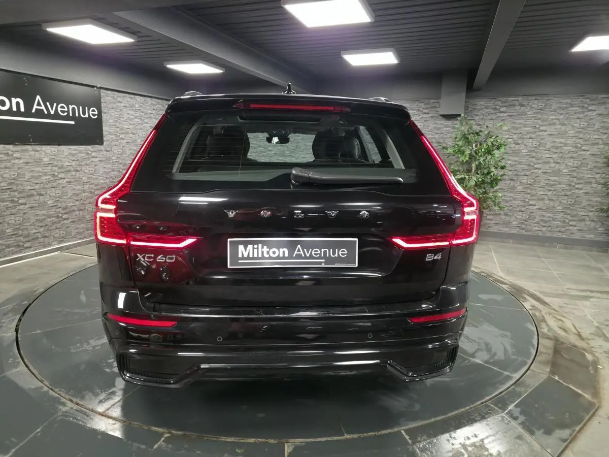 Vue arrière d'un Volvo XC60 noir avec feux LED en forme de L et badge B4 dans un showroom.