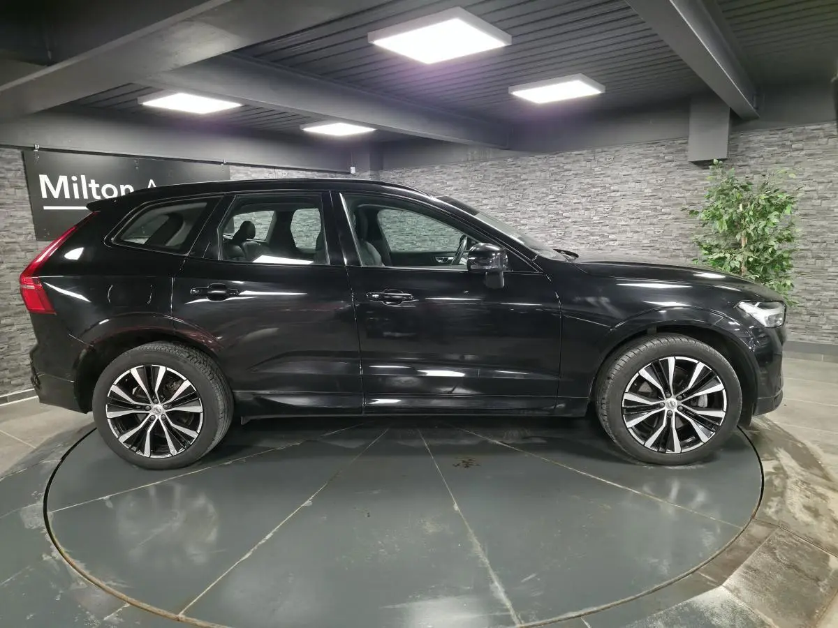 Vue latérale droite d'un Volvo XC60 noir métallisé avec jantes alliage 20 pouces en Y noir et diamant.