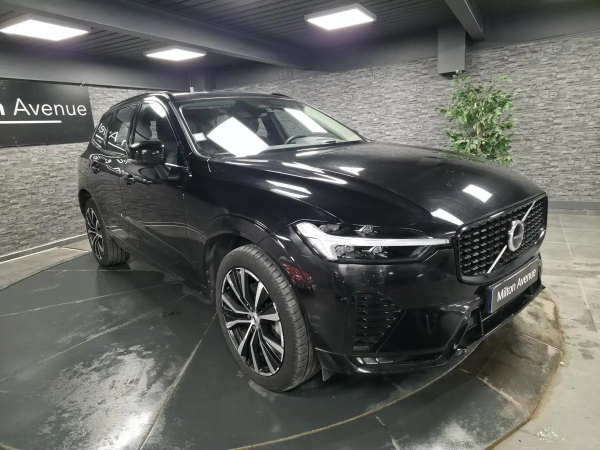 Volvo XC60 B4 micro-hybride diesel noir, vue 3/4 avant droit avec calandre et jantes distinctives.