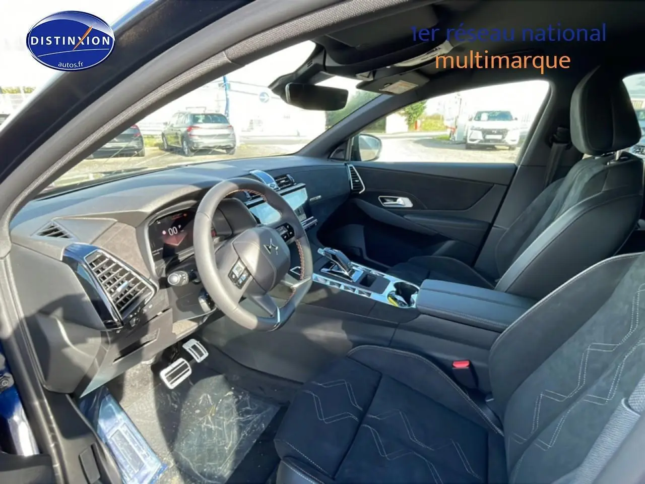 Vue intérieure côté conducteur du DS7 1.5 BlueHDi 130 bleu, avec volant cuir, écran tactile et sièges en alcantara.