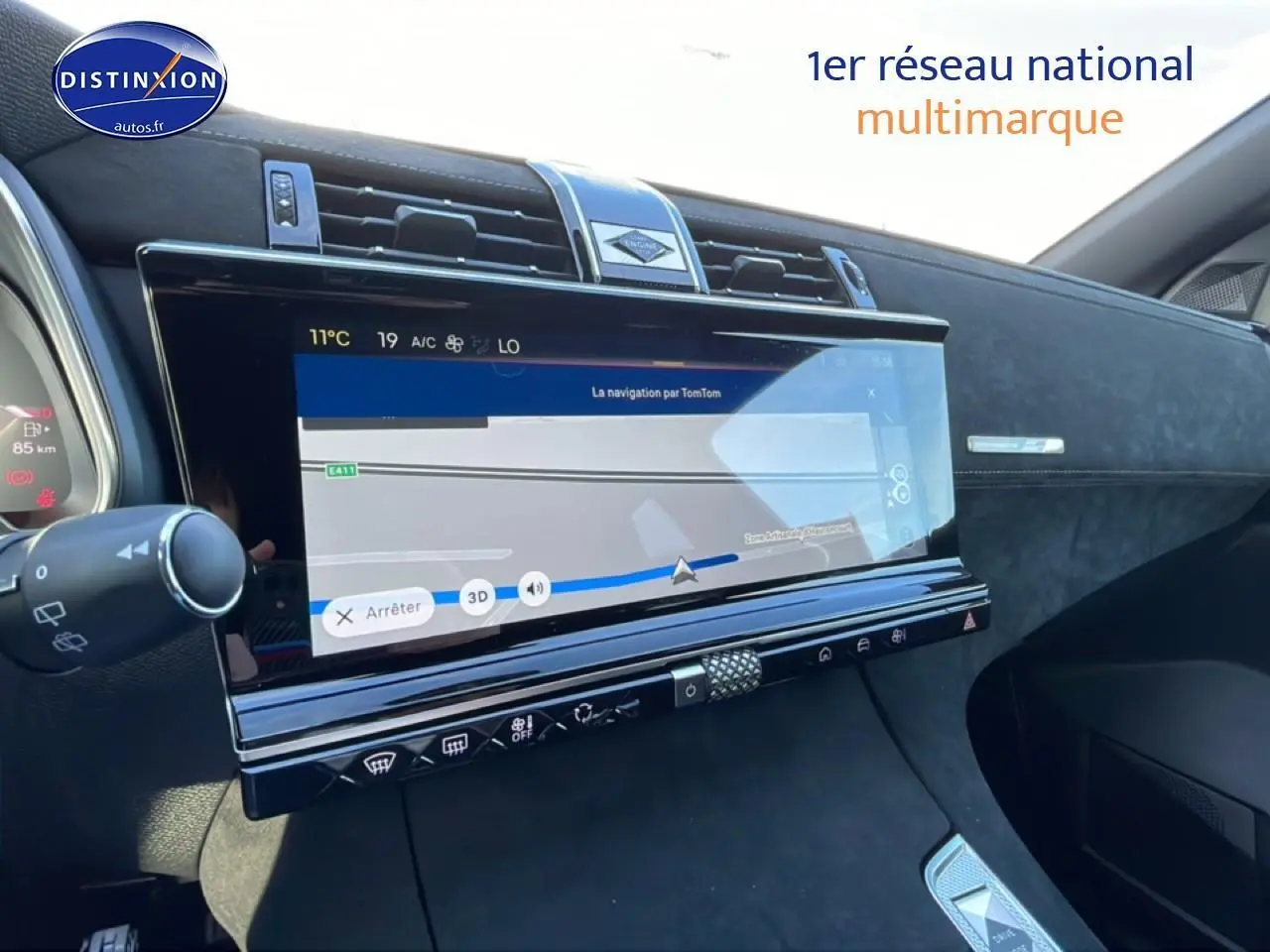 Vue intérieure du tableau de bord du DS7 1.5 BlueHDi 130, écran tactile avec navigation et finition noire élégante.